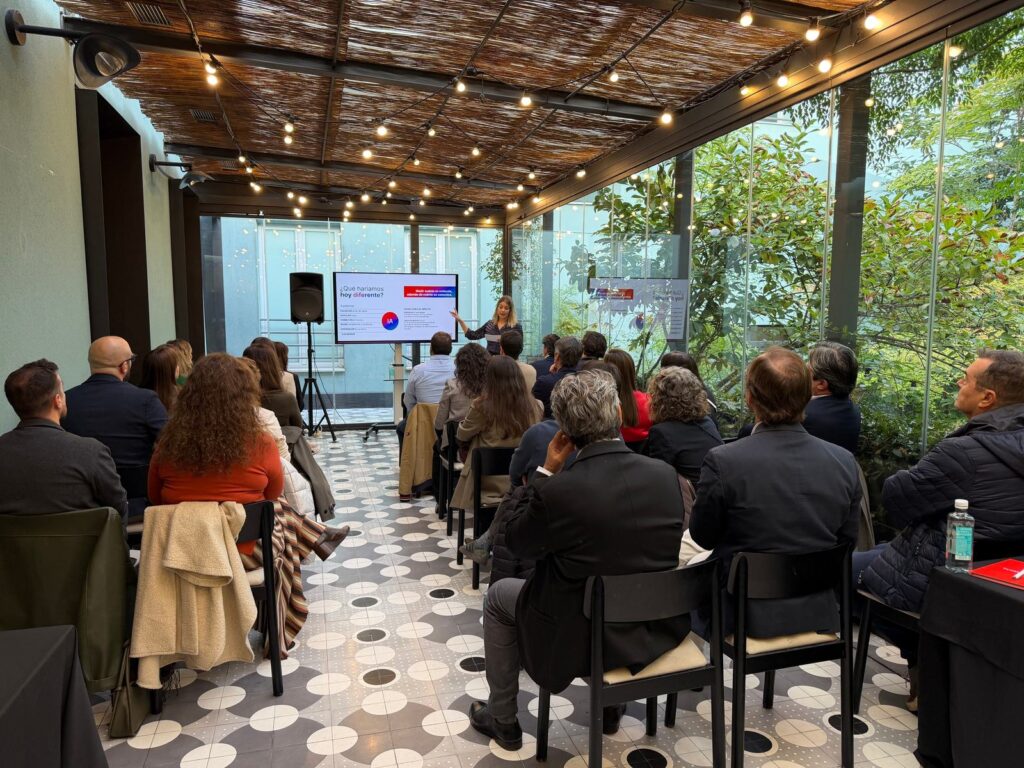 Vista general de la sala durante la presentación del III Observatorio de Sostenibilidad y Comunicación Empresarial, con el público sentado bajo la pérgola iluminada