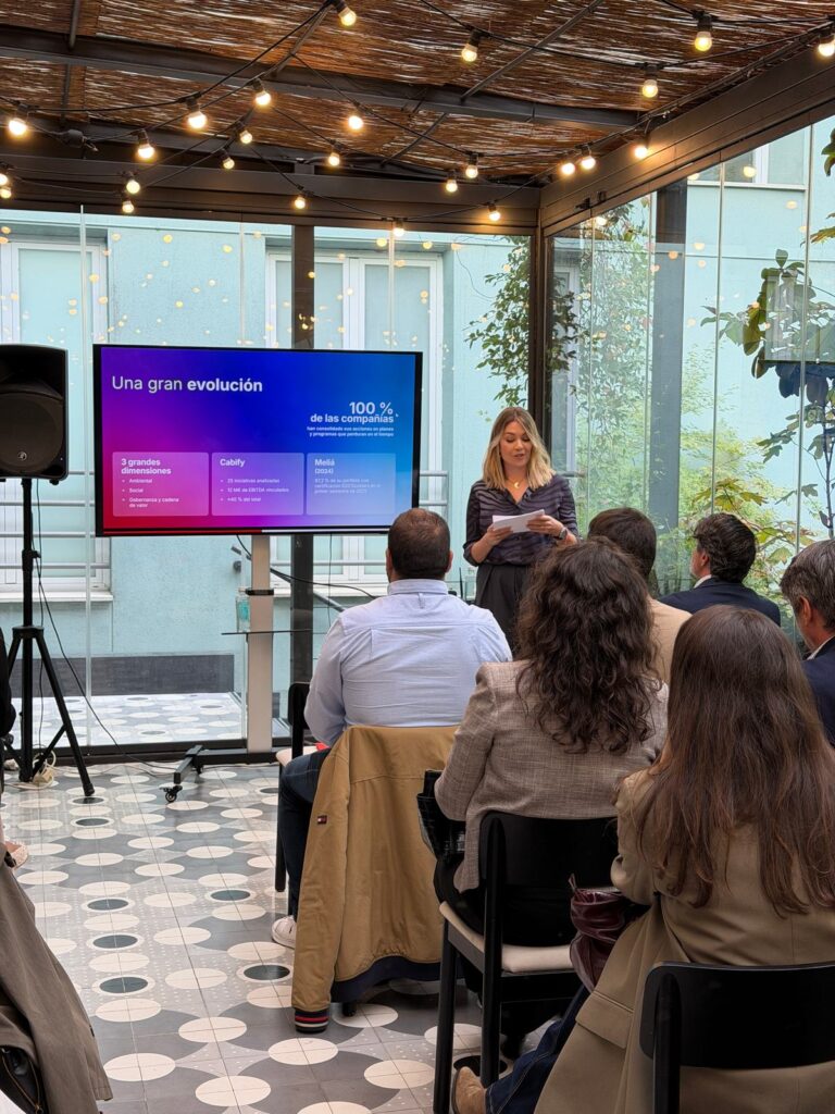 La ponente presenta el III Observatorio junto a la diapositiva «Una gran evolución»