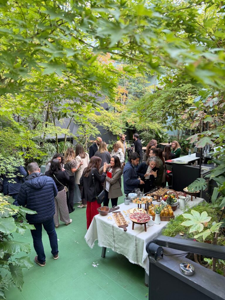 Cóctel en el jardín tras la presentación del III Observatorio, con la mesa de catering en primer plano